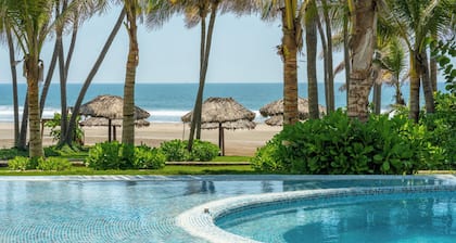 Luxury Condo with Private Beach 4BR