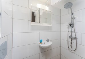 Shower, hair dryer, towels - Górka Narodowa Homely Studio (Kraków)