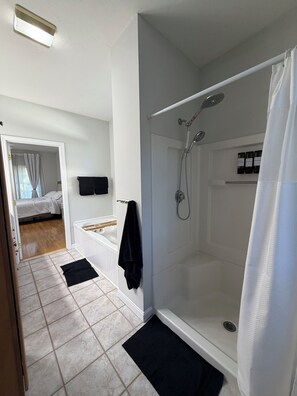 Shower, jetted bath, hair dryer, towels - Resort over 2600ft of Single floor living&Heated Pool 20 Min to Gillette stadium (Raynham)