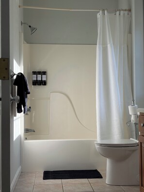 Shower, jetted tub, hair dryer, towels