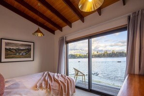 Iron/ironing board, WiFi, bed sheets - The Art House | Queenstown lakefront & central location (Queenstown)