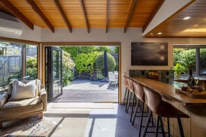Interior - The Art House | Queenstown lakefront & central location (Queenstown)