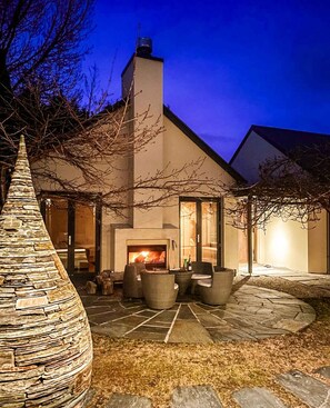 Terrace/patio - Art on Point | Peaceful & Spacious | Shotover Canyon (Queenstown)