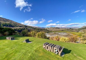 Property grounds - Art on Point | Peaceful & Spacious | Shotover Canyon (Queenstown)