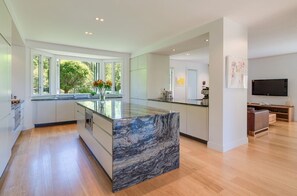 Interior - Art on Point | Peaceful & Spacious | Shotover Canyon (Queenstown)