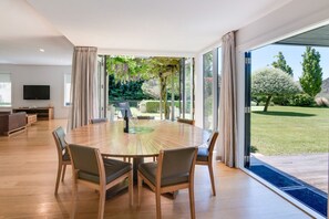 Dining - Art on Point | Peaceful & Spacious | Shotover Canyon (Queenstown)