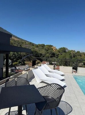 Outdoor dining - Luxury Apartment: Swimming pool, Gym, Cowork, Playroom, Panoramic view of the city. (San Salvador)