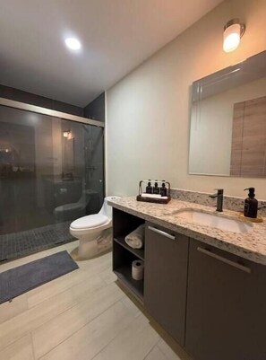 Hair dryer, towels, soap, toilet paper - Luxury Apartment: Swimming pool, Gym, Cowork, Playroom, Panoramic view of the city. (San Salvador)