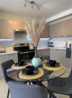 Dining - Luxury Apartment: Swimming pool, Gym, Cowork, Playroom, Panoramic view of the city. (San Salvador)