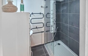 Shower - Nice home in Salavas with WiFi (Salavas)
