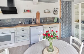 Fridge, microwave, oven, stovetop - Nice home in Salavas with WiFi (Salavas)