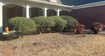 Gorgeous 4-bedroom house with AC in charming Stockbridge