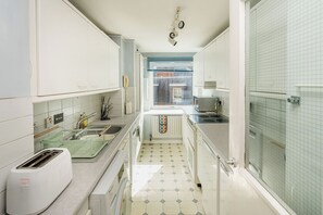 Fridge, microwave, oven, stovetop - Balcony Flat in the Heart of West End (Greater London)