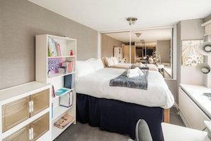 Desk, iron/ironing board, WiFi, wheelchair access - Balcony Flat in the Heart of West End (Greater London)