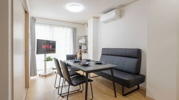 Classic House, 1 Bedroom | In-room dining