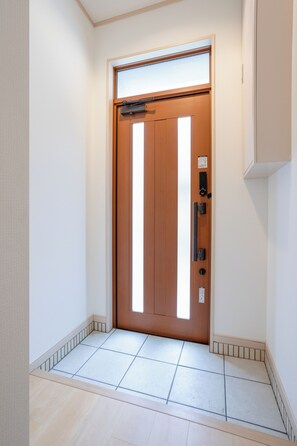 Interior entrance - KAGURAZAKA CITY HOUSE (Tokyo)