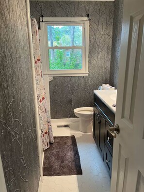 Towels, soap, toilet paper - 3-bedroom house in fabulous Cary with cool neighborhood vibes (Cary)