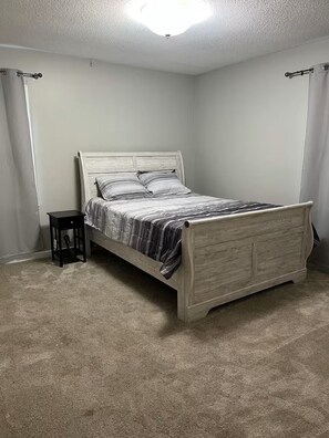 WiFi, bed sheets - 3-bedroom house in fabulous Cary with cool neighborhood vibes (Cary)