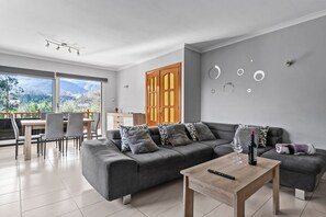 TV, fireplace - La Seronda Vacation Home (Moro (Ribadesella))