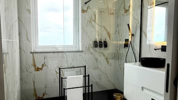 Miljövänliga toalettartiklar, hårtork, handdukar och tvål