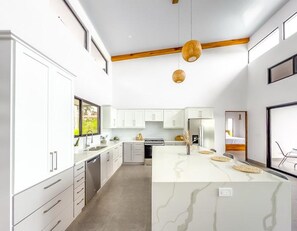 Hus, 3 soverom, privat basseng, havutsikt | Eget kjøkken