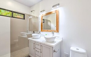 Ferienhaus, 3 Schlafzimmer, eigener Pool, Meerblick | Badezimmer