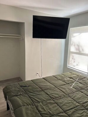 Room - Cozy 2-bedroom house in peaceful Raleigh with AC (Raleigh)