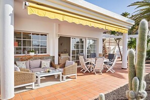 Outdoor dining - Stunning Villa with Breathtaking Ocean View (Mogán)