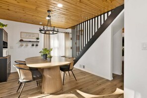 Dining - Shiloh Woods Cabin Walk to Lake & Village Fireplace Cozy Retreat (Big Bear Lake)