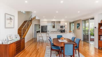 Casa geminada, 4 quartos, piscina particular, vista para a piscina | Opções para refeição