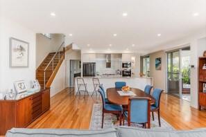 타운홈, 침실 4개, 전용 수영장, 수영장 전망 | 다이닝