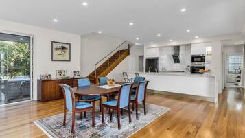 Maison mitoyenne, 4 chambres, piscine privée, vue piscine | Restauration