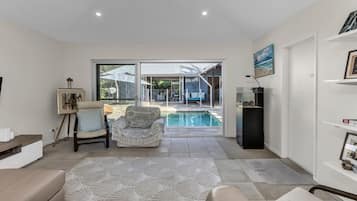 Casa geminada, 4 quartos, piscina particular, vista para a piscina | Área de estar