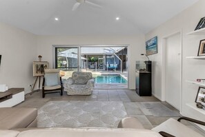 타운홈, 침실 4개, 전용 수영장, 수영장 전망 | 거실 공간