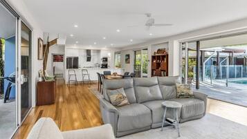 Stadtwohnung, 4 Schlafzimmer, eigener Pool, Poolblick | Wohnbereich