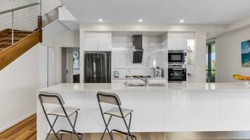 Resortwoning, 4 slaapkamers, privézwembad, uitzicht op zwembad | Privékeuken