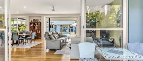 Townhome - 4 sovrum - privat pool - utsikt mot poolen | Vardagsrum