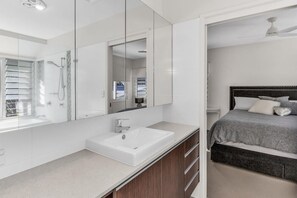 Maison mitoyenne, 4 chambres, piscine privée, vue piscine | Salle de bain