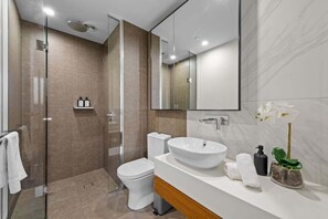 Shower, hair dryer, towels, soap - Parkside Perfection Near The CBD! 2 Bedrooms | 1 Bathroom | Free Parking (Melbourne)