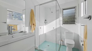 Shower, hair dryer, towels - FREE NIGHT. Pay for 2 stay for 3 (Mollymook Beach)