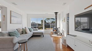 TV, fireplace - FREE NIGHT. Pay for 2 stay for 3 (Mollymook Beach)