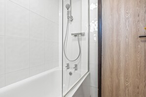 Secadora de cabello, toallas, papel de baño 
