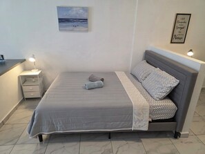 Tabla de planchar con plancha, acceso a internet y ropa de cama 