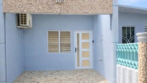 Un edificio con fachada de piedra, techo azul y el letrero con el número 503.