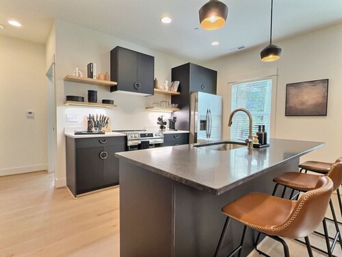 Upscale Stay, Free Parking, Walk to Eats and Parks
