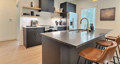 Upscale Stay, Free Parking, Walk to Eats and Parks