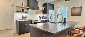 Upscale Stay, Free Parking, Walk to Eats and Parks