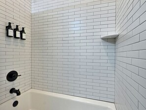 Hair dryer, towels - Curated Stay, Free Parking, Walk to Eats and Parks (Birmingham)