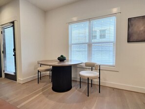 Dining - Curated Stay, Free Parking, Walk to Eats and Parks (Birmingham)