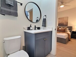 Bathroom - Curated Stay, Free Parking, Walk to Eats and Parks (Birmingham)